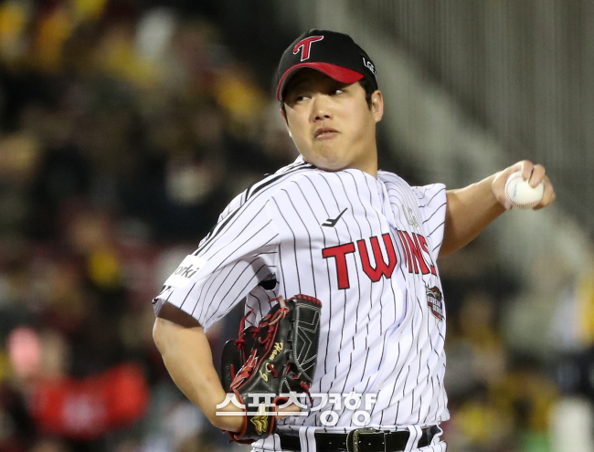 LG  함덕주 . 정지윤 선임기자