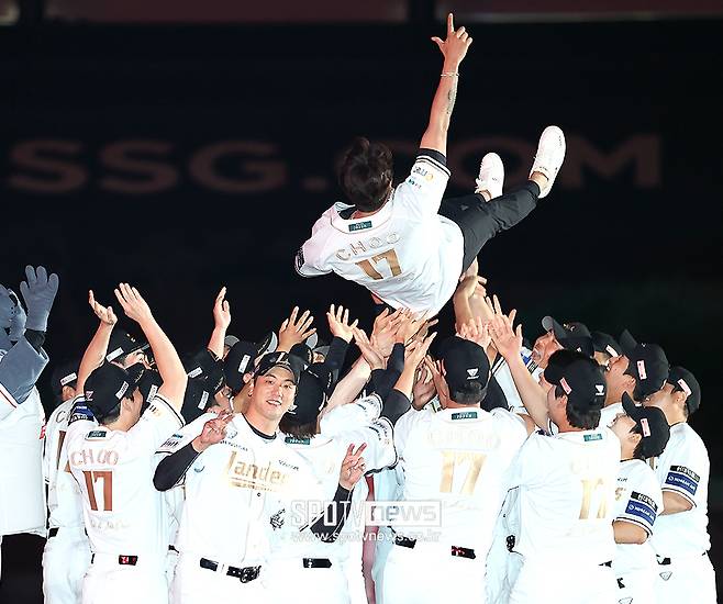 ▲ 14일 인천 롯데전 이후 공식 은퇴식을 갖고 현역의 마침표를 찍은 추신수 SSG 구단주 특별보좌역 ⓒ곽혜미 기자