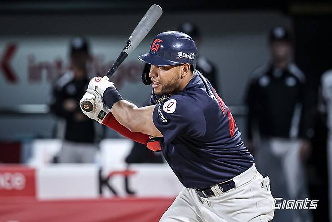 ▲ 5월까지 안타 생산 페이스가 지난해에 비해 주춤했던 레이예스는 어느덧 200안타 페이스로 다시 돌아왔다 ⓒ롯데 자이언츠