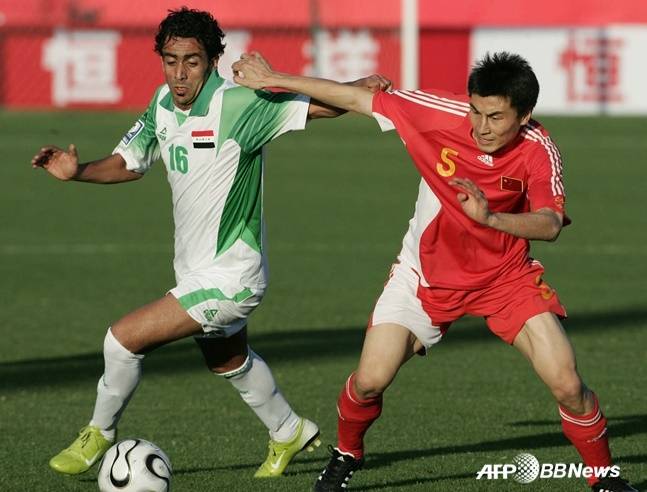 리 웨이펑(오른쪽)의 중국 대표팀 시절의 모습. /AFPBBNews=뉴스1