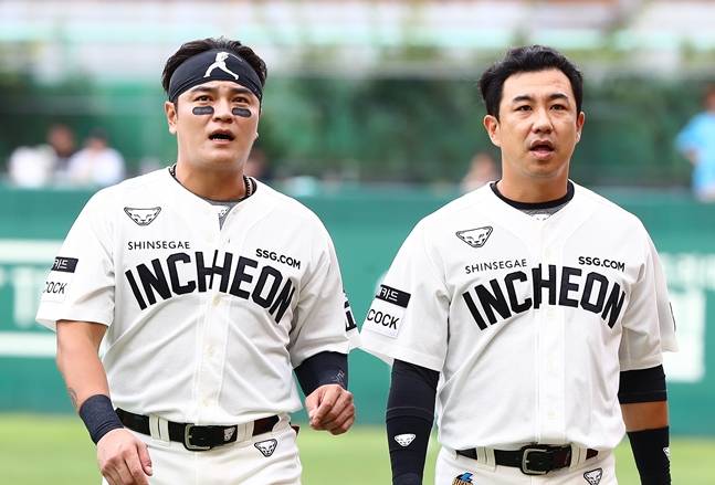 추신수(왼쪽)와 김강민. /사진=SSG 랜더스