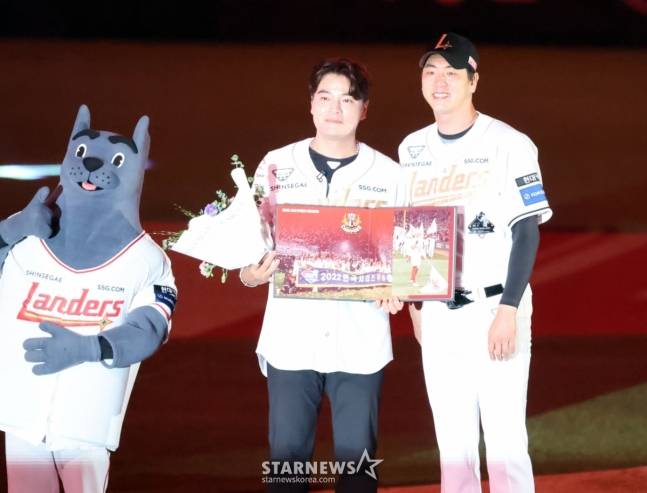 은퇴식에서 김광현(오른쪽)으로부터 랜더스 사진 앨범을 받고 있는 추신수(가운데). /사진=강영조 선임기자