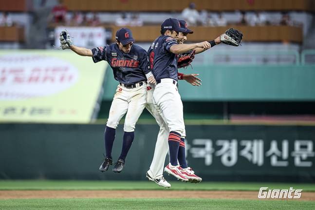 14일 경기를 마치고 세리머니를 하고 있는 김동혁, 전준우, 빅터 레이예스. /사진=롯데 자이언츠