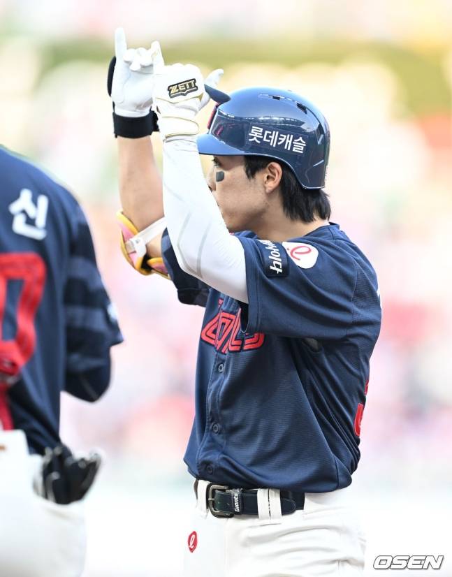 14일 경기서 안타를 치고 세리머니를 하는 김동혁.