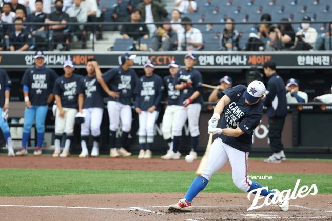 동의과학대 엄지민이 지난 2일 대전 한화생명 볼파크에서 열린 2025 제3회 한화 이글스배 고교·대학 올스타전 홈런 레이스에서 홈런을을 쳤다. /사진=한화 이글스 제공