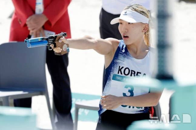 성승민이 지난해 8월 프랑스 베르사유 궁전에서 열린 2024 파리 올림픽 근대5종 여자 결승전 레이저 런 경기에서 사격을 하고 있다. /사진=뉴시스