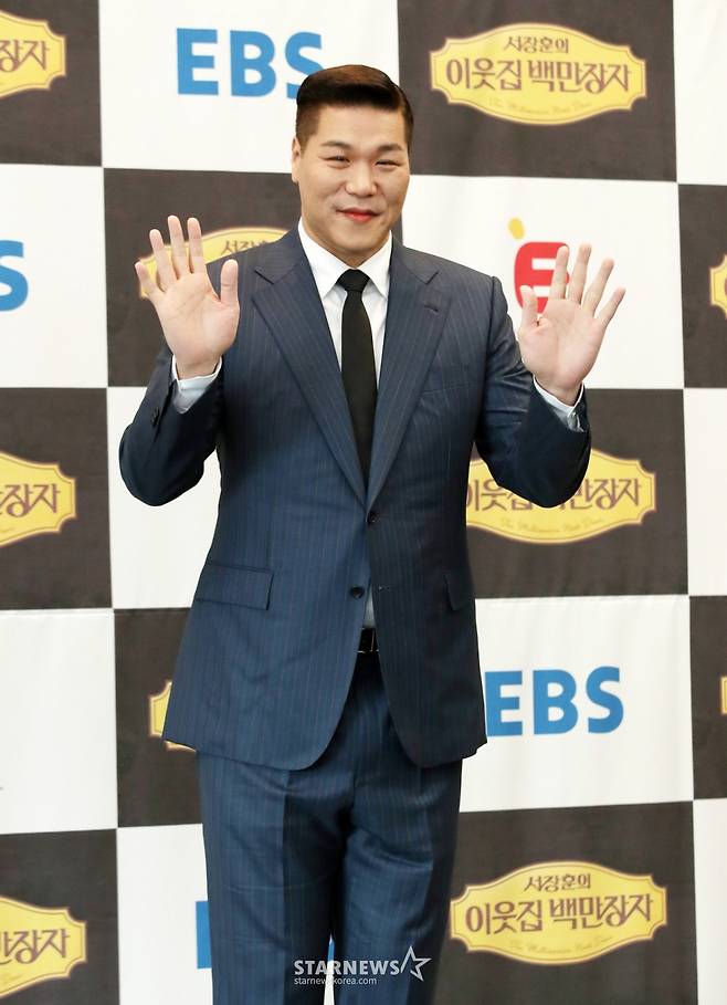 방송인 서장훈이 8일 오전 서울 중구 프레스센터에서 열린 EBS, E채널 공동 제작 '서장훈의 이웃집 백만장자' 제작발표회에 참석해 포즈를 취하고 있다. /2025. 04. 08 /사진=김휘선 hwijpg@