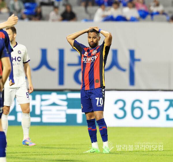 수원FC 안데르손이 후반전 추가시간에 얻은 PK를 실축하고 안타까워하는 모습.