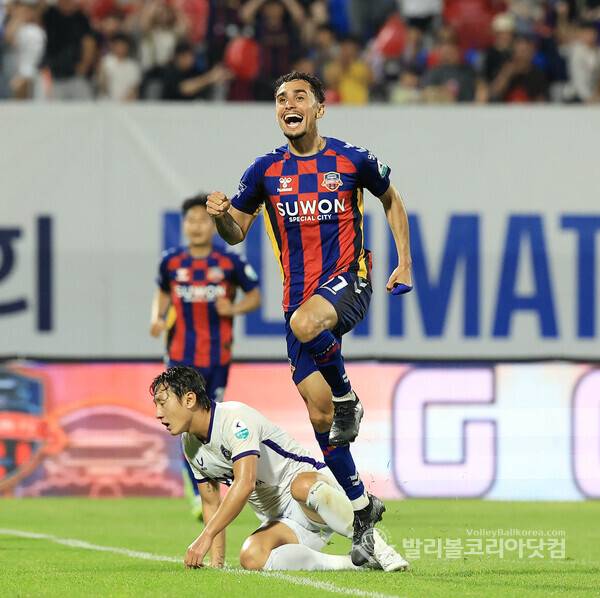 수원FC 루안이 후반 32분 중거리 슛을 성공시키고 기뻐하는 모습, 그러나 VAR 판정으로 골은 무효 판정으 받았다.