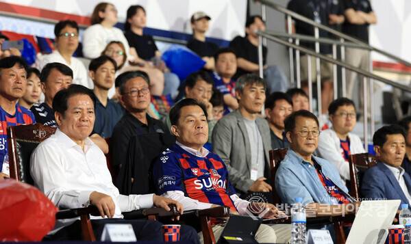 수원FC 이재준 수원시장과 FC안양 최대호 안양시장이 동반 관람하는 모습.