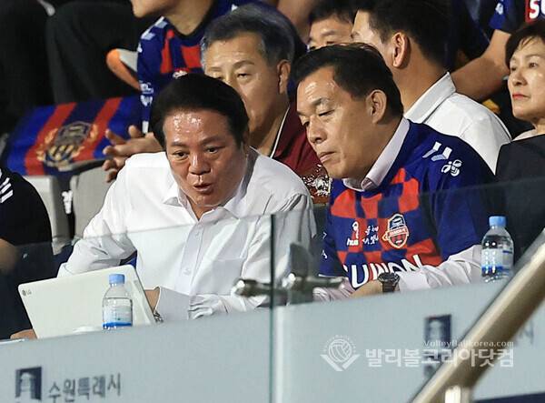 수원FC 이재준 수원시장과 FC안양 최대호 안양시장이 후반전 루안의 골을 판정하는 비디오 판독(VAR)을 지켜보는 모습. 주심은 수원FC 싸박이 FC안양 골키퍼 김다솔의 수비를 방해했다고 판단했고 수원FC 골은 무효가 됐다.