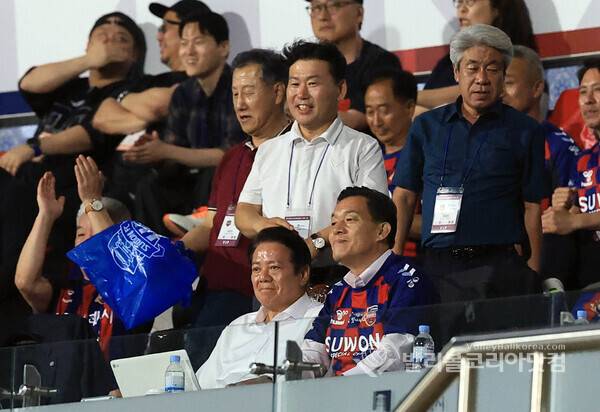 수원FC 이재준 수원시장과 FC안양 최대호 안양시장이 후반전 추가시잔에 최규백이 페널티킥을 얻어내자 두 시장은 표정은 희비가 엇갈렸다.수원FC 안데르손의 PK는 골대 왼쪽에 맞으면서 동점골을 얻지 못했다.