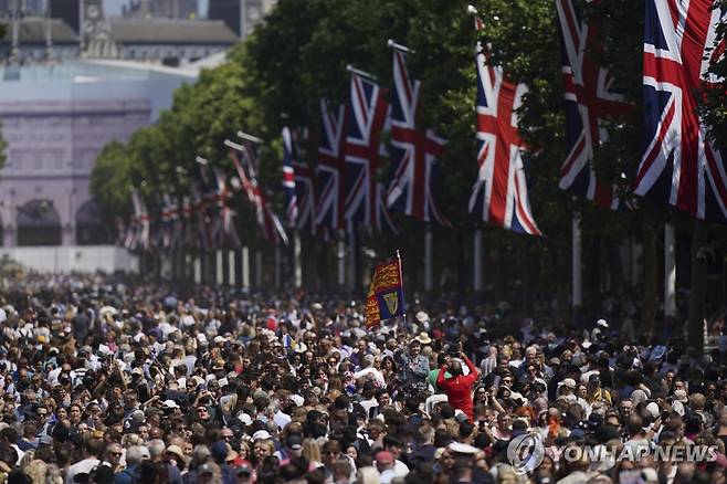 버킹엄궁 앞 더몰에 몰려든 인파 [AP 연합뉴스]