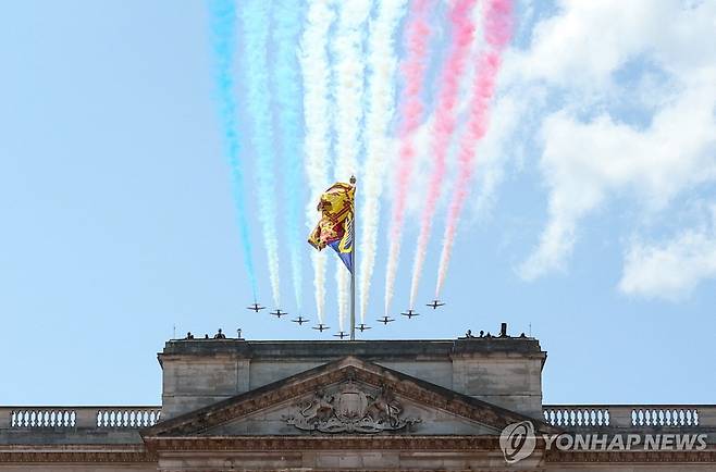 버킹엄궁 상공으로 곡예비행하는 레드 애로스 [로이터 연합뉴스]