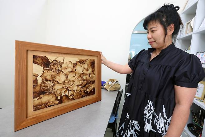 손영미 작가의 우드버닝 작품 [촬영 천정인]