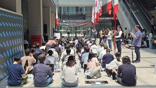 네이버 노조, 최인혁 전 COO 복귀 반대 집회 (서울=연합뉴스) 27일 경기 성남시 네이버 1784 로비에서 네이버 노조가 최인혁 전 최고운영책임자(COO) 복귀에 반대하며 집회를 열고 있다. 2025.5.27 [네이버 노조 제공. 재판매 및 DB 금지]