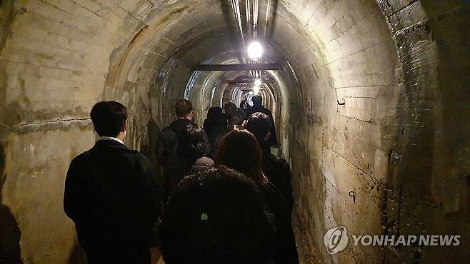 사도광산 갱도 찾은 한국인 희생자 유족들 (사도[일본]=연합뉴스) 박성진 특파원 = 사도광산 강제동원 한국인 희생자 유족들이 25일 일본 니가타현 사도광산 조선인 기숙사 터에서 열린 추도식을 마친 뒤 갱도를 찾아 둘러보고 있다. 2024.11.25 sungjinpark@yna.co.kr