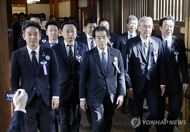 야스쿠니신사 집단 참배하는 일본 의원들 (도쿄 교도=연합뉴스) 일본 국회의원들이 22일 오전 도쿄 야스쿠니신사 춘계 예대제(例大祭·제사)를 맞아 집단 참배하고 있다. 2025.4.22 photo@yna.co.kr