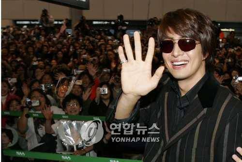 2004년 환호 속에 일본에 입국하는 배우 배용준 [연합뉴스 자료 사진]