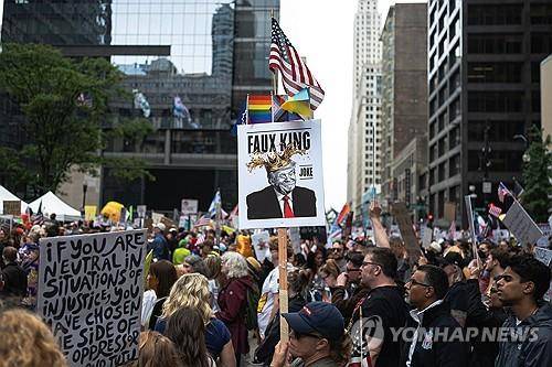 시카고의 '노 킹스' 시위대 [시카고 AFP=연합뉴스. 재판매 및 DB 금지]
