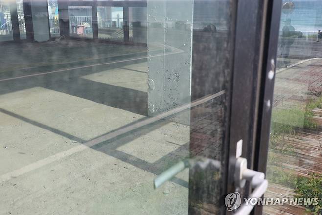 텅 빈 제주 월정 상가 모습 [촬영 고성식]