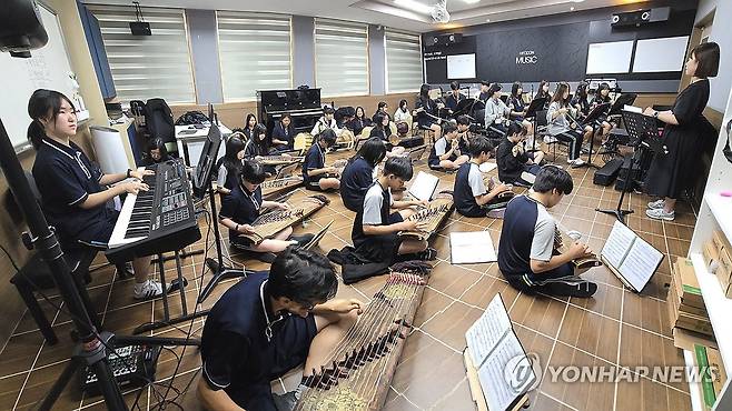 문예체학교 효돈중 국악 오케스트라 연습 (제주=연합뉴스) 김호천 기자 = 지난 11일 오후 제주 서귀포시에 있는 제주형 자율학교 중 문예체학교인 효돈중학교에서 2학년 학생들이 국악 오케스트라 연습을 하고 있다. 2025.6.14 khc@yna.co.kr