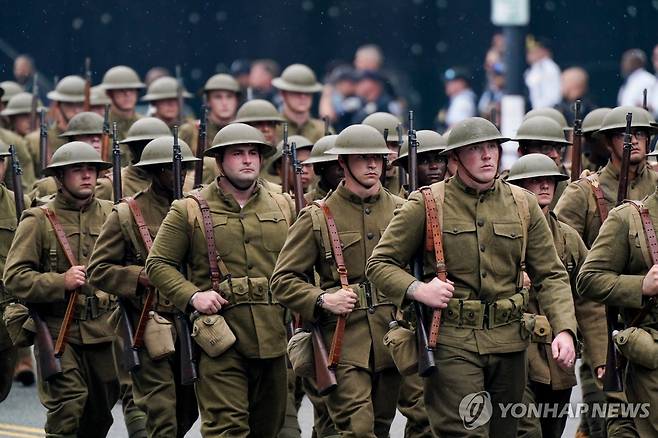 트럼프 대통령 생일에 진행된 미 육군 창설 250주년 열병식 (워싱턴 EPA=연합뉴스) 14일(현지시간) 미국 워싱턴DC에서 열린 미 육군 창설 250주년 기념 열병식에서 1차 세계 대전 당시 군복을 입은 군인들이 행진하고 있다. 2025.6.14