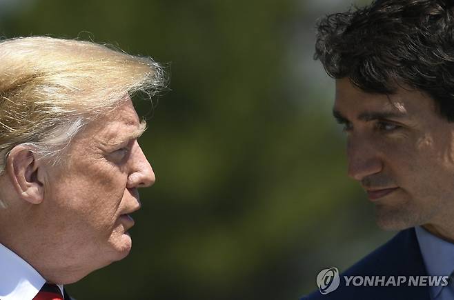도널드 트럼프 미국 대통령(좌측)과 쥐스탱 트뤼도 전 캐나다 총리(우측) [EPA 연합뉴스 자료사진]