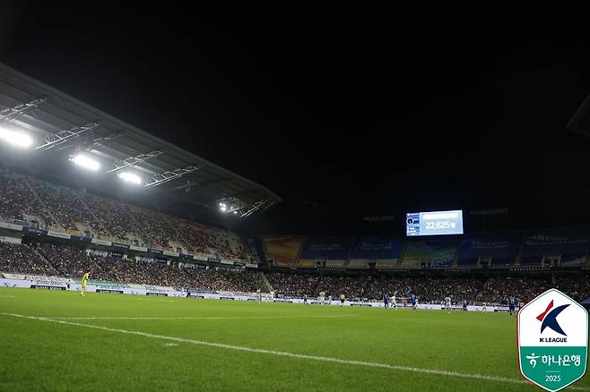 전광판에 공식 관중 수 2만2천625명이 발표된 15일 수원월드컵경기장 모습 [한국프로축구연맹 제공. 재판매 및 DB 금지]