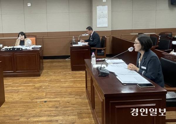 가평군 관광과 행정사무감사에서 이진옥 의원이 박재근 경제산업국장이 배석한 가운데 조상희 과장에게 농촌테마파크 조성사업 등에 대해 질의하고 있다. 2025.6.12 가평/김민수 기자 kms@kyeongin.com