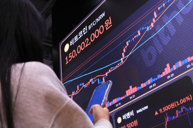 ▲ 10일 서울 강남구 빗썸 전광판에 비트코인을 비롯한 가상화폐 시세가 게시되고 있다. 가상화폐 대장주 비트코인이 9일(현지시간) 2주 만에 11만 달러선을 회복하며 역대 최고가에 근접하고 있다. /연합뉴스