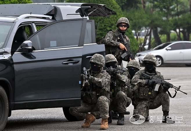 16일 오후 광명시 노온정수장에서 육군 제51보병사단 승리대대, 광명경찰서, 광명소방서, 광명시청 등 총 60여 명이 참여한 가운데 화랑훈련의 일환으로 열린 통합방위훈련에서 육군 제51보병사단 장병들이 적 드론 공격 상황을 가정해 훈련하고 있다. 김경민기자