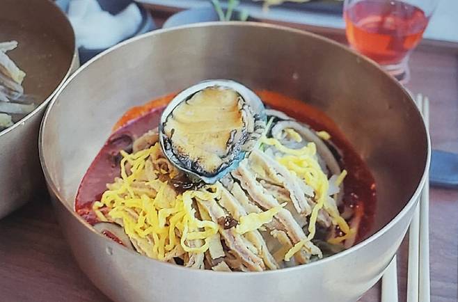 비빔 양념이 들어간 진주 냉면. (사진= 김영복 연구가)