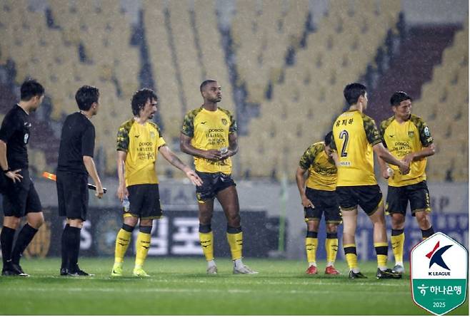 15일 오후 7시 광양축구전용구장에서 전남드래곤즈와 부산아이파크의 하나은행 K리그2 2025 16라운드 경기가 열렸다.사진은 전남 선수들/한국프로축구연맹 제공