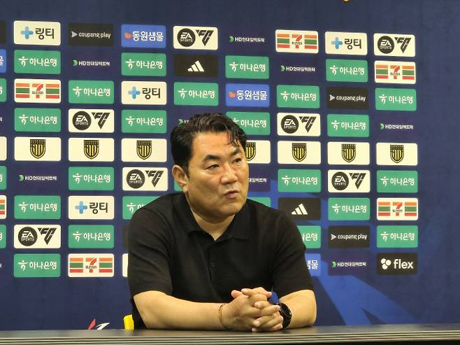 15일 오후 7시 광양축구전용경기장에서 전남드래곤즈와 부산아이파크의 하나은행 K리그2 2025 16라운드 경기가 열렸다. 김현석 전남드래곤즈 감독이 경기 후 인터뷰를 진행하고 있다./양준혁 기자