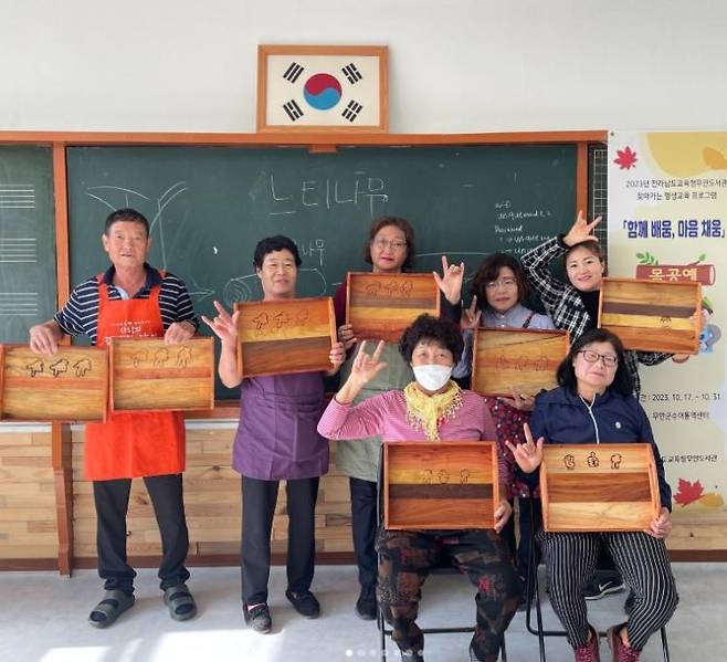 지난 2023년 무안군 수어통역센터 청각장애인들과 진행한 목공 체험 1일 수업 모습. <유니크우드 제공>
