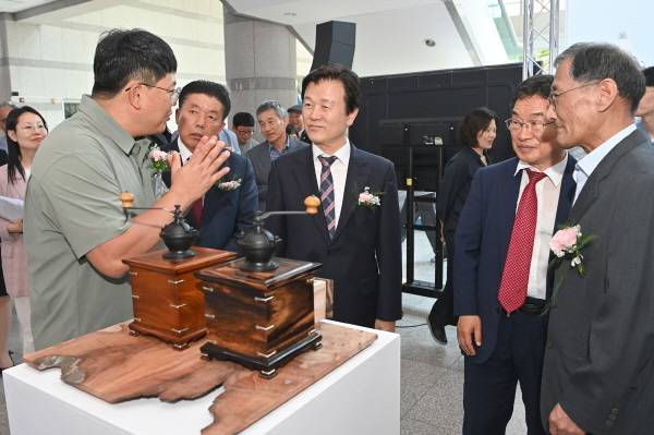 진주시가 주최하고 진주공예인협회(회장 임장식)가 주관하는 '제39회 진주시 공예품 대전' 시상식이 16일 진주시청 1층 로비에서 개최됐다.