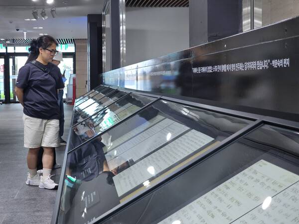 한 시민이 지난 14일 오후 민주화운동기념관 신관(M1) 지상 1층에 마련된 전시물을 보고 있다. /최석환 기자&nbsp;