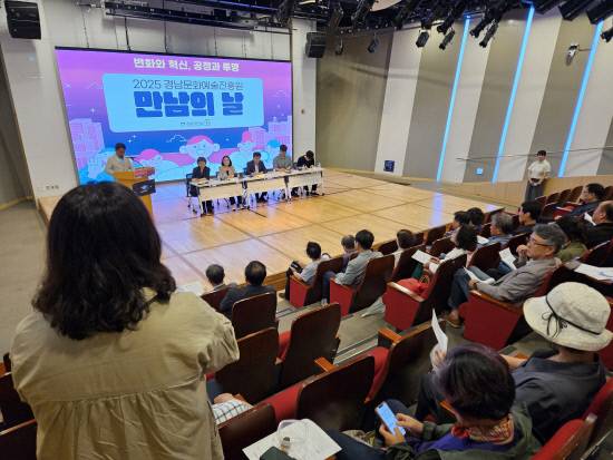 16일 오후 진주 경상국립대 칠암캠퍼스 내 경남 이스포츠 상설경기장 보조경기장에서 경남문화예술진흥원 '만남의 날'이 열렸다. 문화 기획자로 활동 중인 안영숙 한국축제포럼 경남지회장이 문화 우물 사업 예산 증액 등을 요구하고 있다. 백지영기자