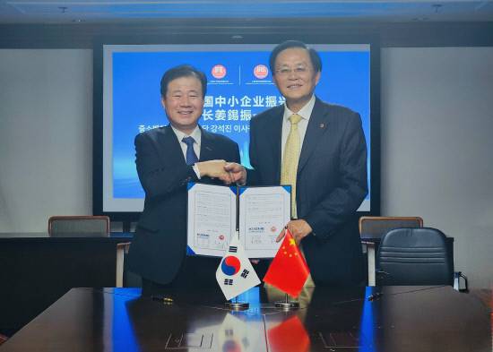 강석진 중진공 이사장(왼쪽)이 16일(현지시간) 중국 상하이에서 관웨이용 상하이시 경제단체연합회장과 협약체결 후 기념촬영을 하고 있다. 사진=중진공