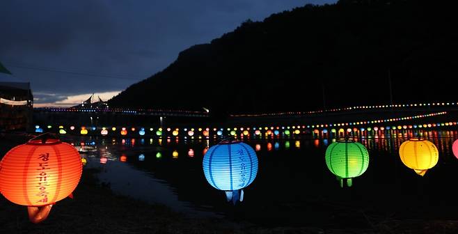 제17회 청도유등제에서 불을 밝힌 유등들. /청도군 제공