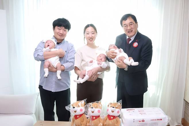 주낙영 경주시장이 세쌍둥이 가정을 방문해 출산을 축하./경주시 제공