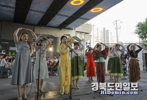 지난 14일, 포항 철길숲에서 진행된 '찾아가는 클래식 연주회 철길숲 하모니'에서 다소리세오녀 합창단이 공연을 진행하고 있다.