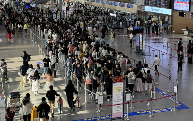 일반 출국 대기열 대비 짧은 바이오 게이트 대기열(파란색 바닥 표지)의 모습. 한국공항공사 부산본부 제공