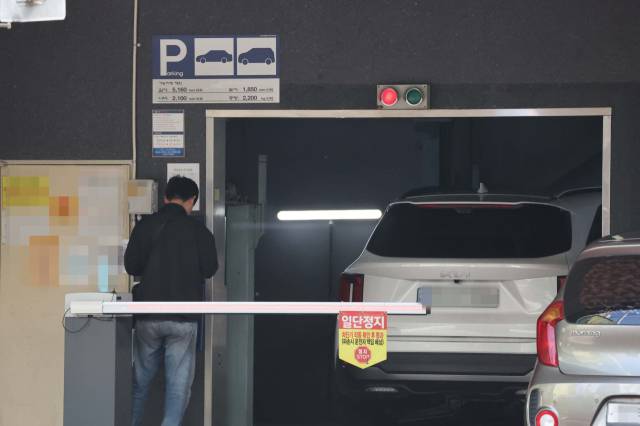 부산의 한 기계식 주차장 입구 왼쪽 위에 최대 2200kg 이하 주차 가능하다는 안내스티커가 붙어 있다. 부산일보DB