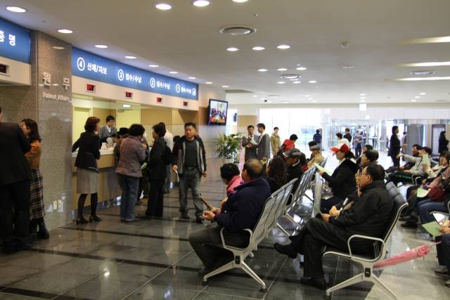 양산 부산대병원 진료, 대기 중인 환자와 가족들. 부산일보DB