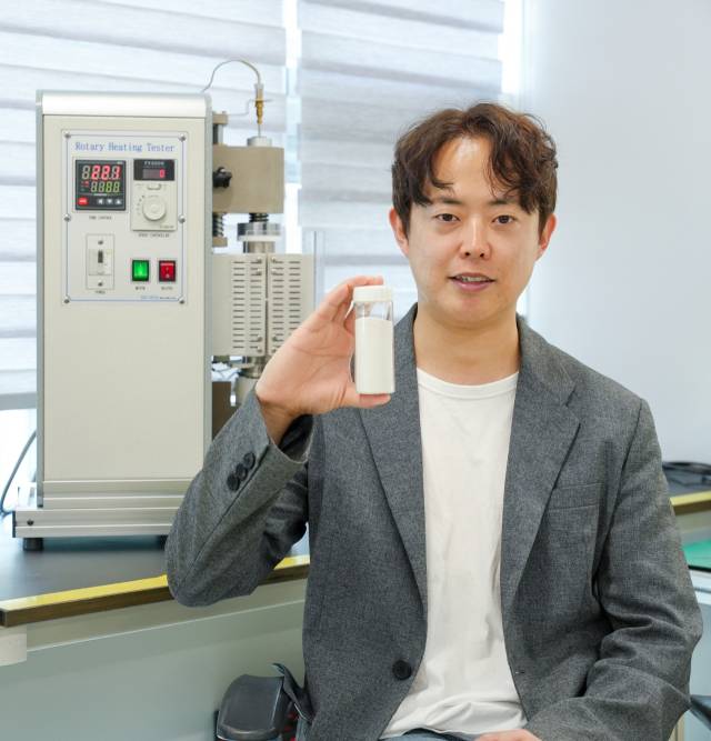유승건 한국전기연구원 박사가 무기 나노입자를 고분자 마이크로입자 표면에 부착시킬 수 있는 ‘복합입자 합성 기술‘을 개발해 기념사진을 찍고 있다./전기연/