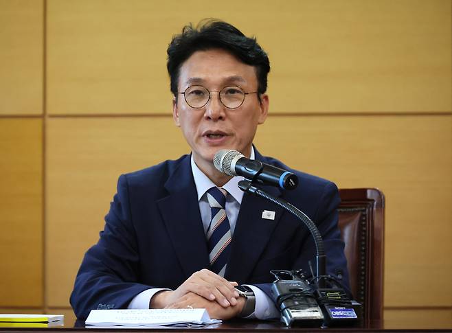 김민석 국무총리 후보자가 16일 서울 종로구 통의동 금융감독연수원에 마련된 청문회 준비단 사무실에서 열린 경제·민생분야 부처 업무보고에서 발언하고 있다. 연합뉴스