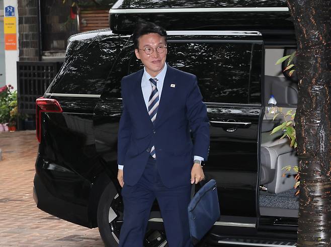 김민석 국무총리 후보자가 16일 서울 종로구 통의동 금융감독연수원에 마련된 청문회 준비단 사무실로 출근하고 있다. 연합뉴스
