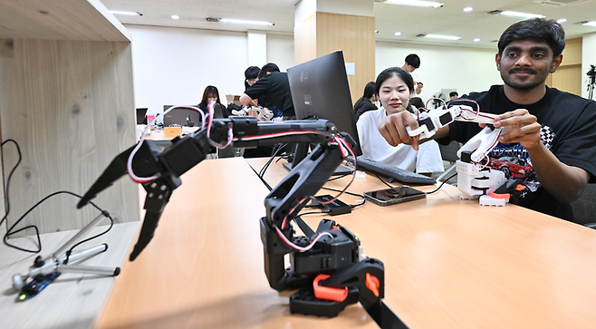 대구 영남일보 사옥(영남타워) 대강당에서 14~16일 열린 '허깅페이스 르로봇 해커톤' 한국대회에서 심사위원들이 경북대 Knubotis팀이  로봇을 점검하고 있다. 이지용기자 sajahu@yeongnam.com